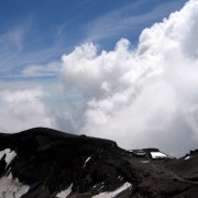 剣が峰から富士宮登山道終点を望む